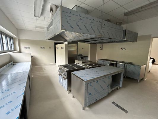 Cucina professionale completa realizzata da Padana Impianti per il Comune di Tribiano, con area cottura centra