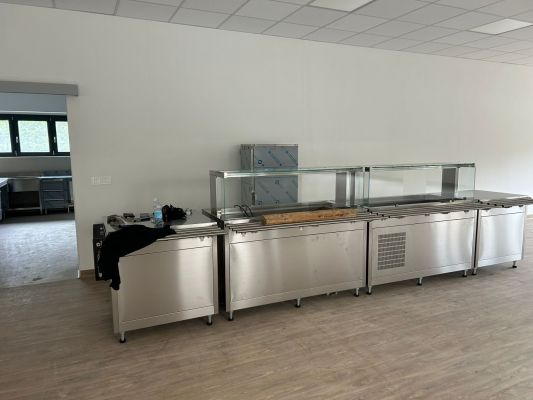 Linea self service refrigerata per distribuzione pasti, progettata per garantire funzionalità, igiene e conti
