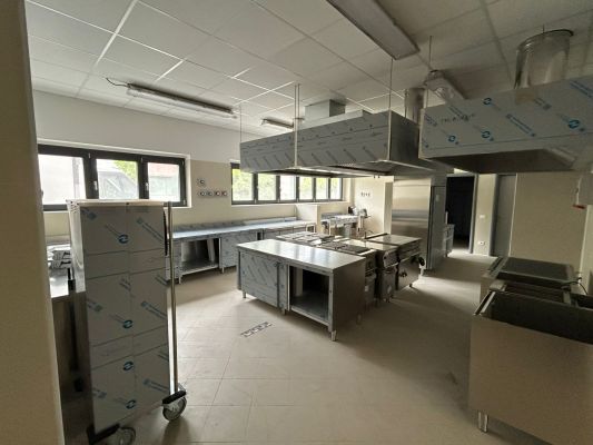 Area conservazione alimenti con armadi frigoriferi professionali ad alta efficienza energetica e scaffalature